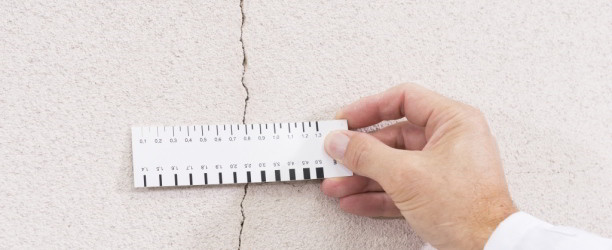 Kā atjaunot fasādi ar lielākām plaisām